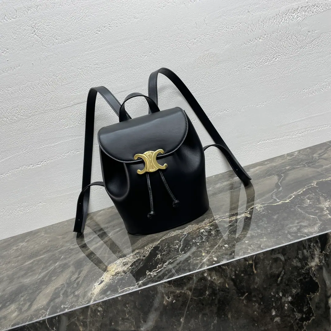 BonnieTwo-sleeved bag.🎒 This one.BonnieThe double-handbag design is really awesome.!Simple and fashionable., The Triumph Gate sign is so beautiful., It's not just a casual dress or a dress., It can suddenly boost the whole fashion style.. Walking down the street., The return rate is too high., I feel like a fashion man.. Adjustable wide shoulder band+Magnetic button design is the most sensitive of the volume.！It's a little bit more than that. Collapse Umbrella🌂+ mlKeep the cup warm.🥤+📲Cell phones＋💄Lipstick＋I'm sure it's enough for a tissue walk or even a short trip.！ Dimensions: 9.8 X7.1X 5.1Inches（25X18X13centimetres） Numbering: 118702CAS.04LU