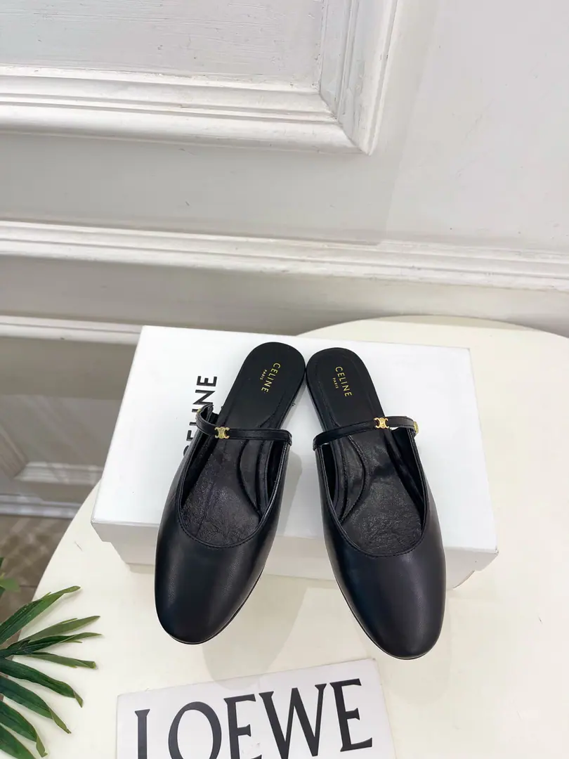 CELINE | Céline. 26𝐬𝐬 💛2026Autumn and winter brand new. The Triad door is half-slippers on the bottom. New！ 🔜BS Celebrity really is on the hook this season., It's so special. We'll have to start this year.celing White shoes., The classics of the Retro. It's a big one. Simple atmosphere You can fit in your skirts and pants. A proper face. It's a brand that's all there is to it.. ━━━━━ ЅᏇєєt ━━━━━ ▪️Shoe.: Import-specific originals ▪️Uchi.: Import of sheep skin ▪️Otsumi!: The original import is really big. ▪️Bottom height: Floor ▪️Shoes.: 35-39（40.41Custom without re-offer） ▪️Plant price ▪️Numbering: 2608045