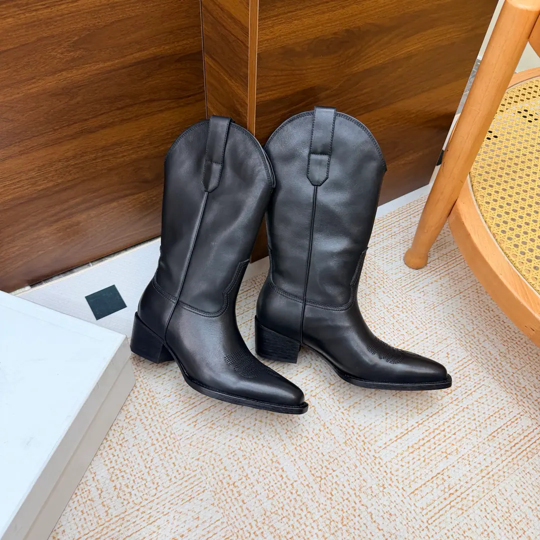 2026The cabinet is synchronized with the new money in autumn and winter. Celine｜Céline.26Autumn and new Pitchey. Bold West cowboy Martin boots.！ Top Version⚠️Niu Kyung. Bullskins. The upper foot is super handsome. It's super cool.！You're not so bad at all.. With jeans, you're a great guy.🔥It's definitely a single piece of fire this fall and winter.！ Material Skins for shoes./Bullskins. The insides are all sheep's skin. The original is really a big one. Size: 35-41 （40, 41, 42Custom）