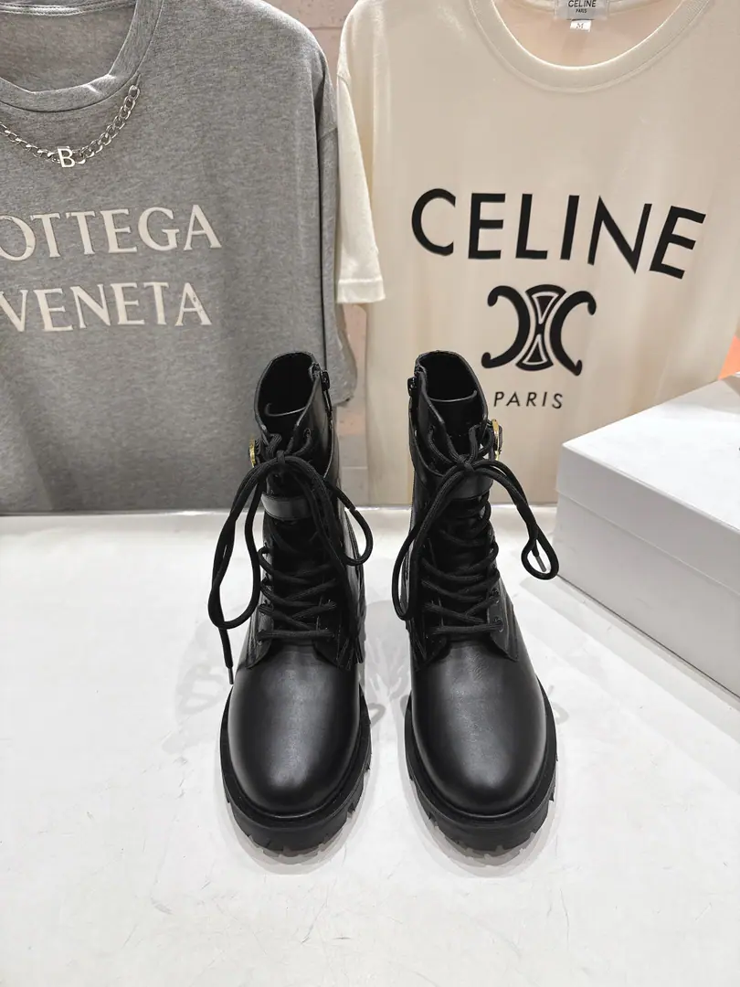 🏧𝗖𝗘𝗟𝗜𝗡𝗘/Céline. Autumn and winter, handsome and beautiful Martin boots.. The ancient Janey is a fashionable man. The upper feet are so cozy.！Low profile short-forms, It's a super-cool look with a little retro., I'm a little light on my feet., To create a variety of ways of wearing it. Import of calf leather materials in original version Uchi./The silk cow mats are chosen by the best. The original model of the rubber floor. Size35-42 [40.41.42Make a reservation.]