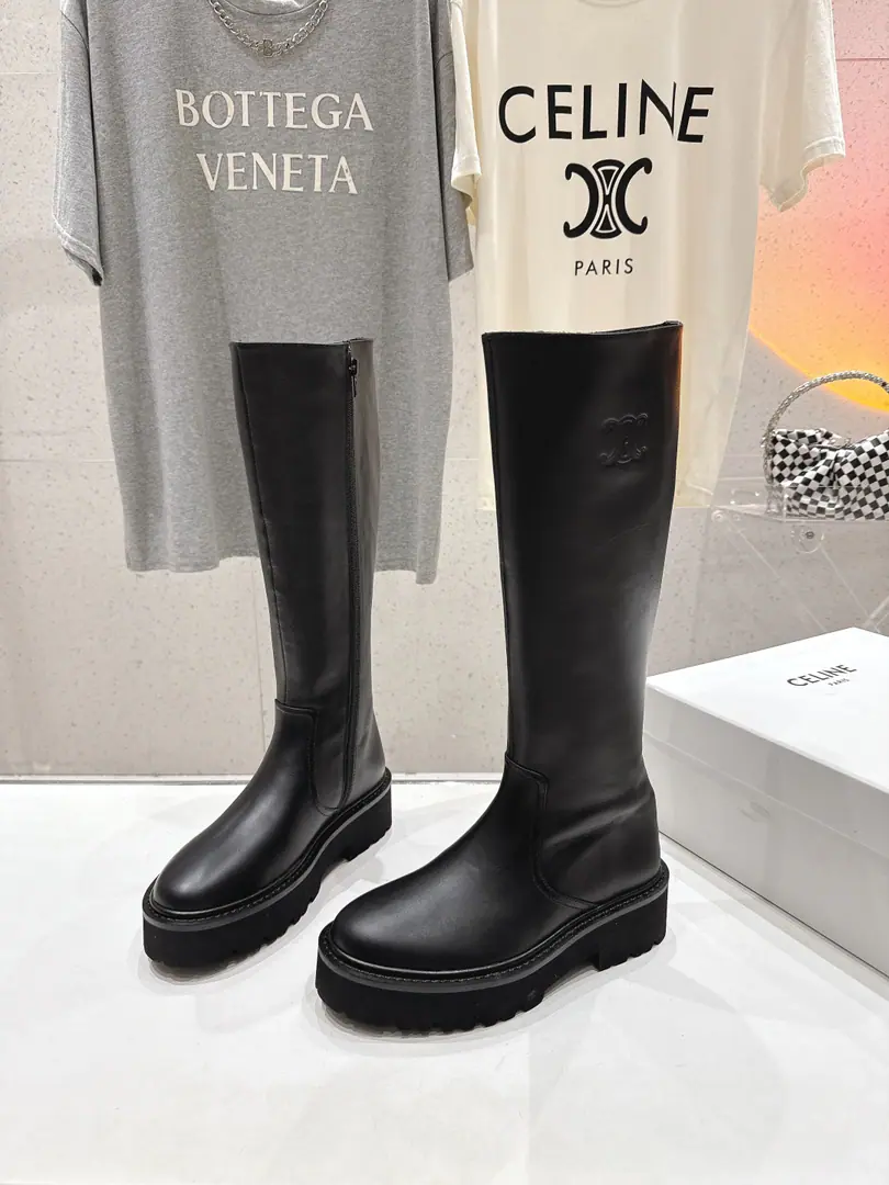 🏧𝗖𝗘𝗟𝗜𝗡𝗘/Céline. Autumn and winter are so handsome, with boots and boots and knight boots. The ancient Janey is a fashionable man. The upper feet are so cozy.！Low profile short-forms, It's a super-cool look with a little retro., I'm a little light on my feet., To create a variety of ways of wearing it. Import of waxed calf skin material in original version Uchi./The silk cow skins are chosen by the best. Original version to open+Real leather. Size35-42 [40.41.42Make a reservation.]