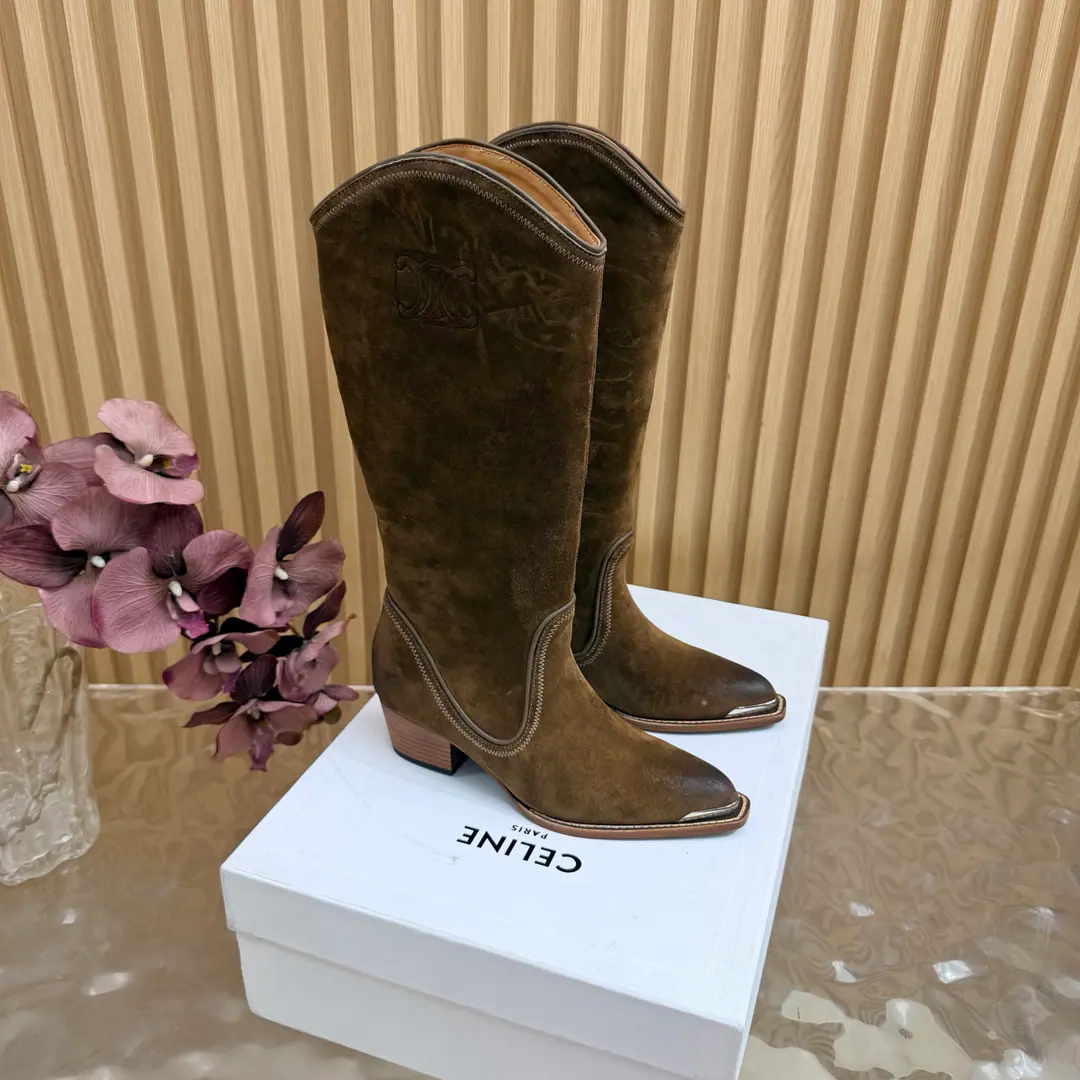2026The cabinet is synchronized with the new money in autumn and winter. Celine｜Céline.26Autumn and new Pitchey. Bold West cowboy Martin boots.！ Top Version Niu Kyung. Bullskins. The upper foot is super handsome. It's super cool.！You're not so bad at all.. With jeans, you're a great guy.🔥It's definitely a single piece of fire this fall and winter.！ Material Skins for shoes./Bullskins. The insides are all sheep's skin. The original is really a big one. Size: 35-41 （40, 41, 42Custom）