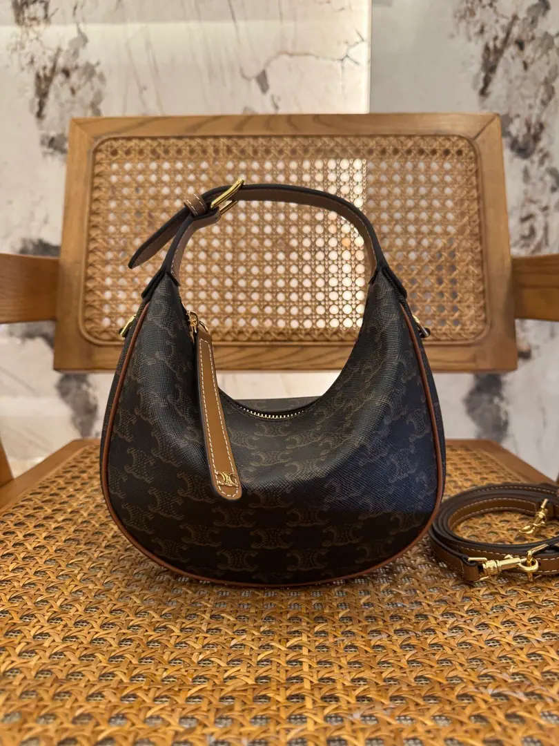 TEEN LULUSoft-pumped leather handbags. Product Information But the handy., ♪ Shoulder and slash ♪ The type of paragraph may be fittedPLUSWaiting for a bigger smartphone. 8.3 X 9.4 X 2Inches（21 X 24 X 5centimetres） Cow leather. The velvet-faced liner. Gold-faced. - We're going to pull the chain. 1Main partition. Regable., Length4.72Inches（12centimetres） Adjustable and disassembly sundial belts, Minimum length20Inches（51centimetres）, Maximum length24Inches（60centimetres）