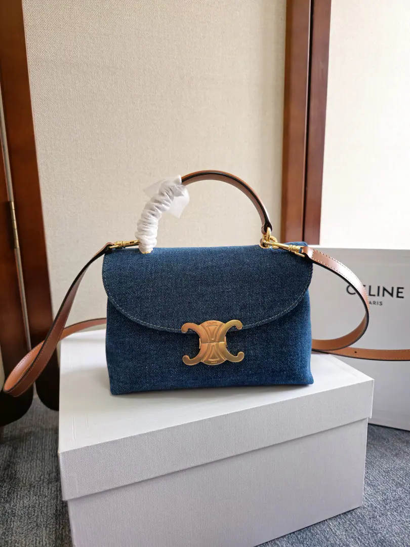 New items online.🅰️CEThe Triad Gate.kellyHandbag.👜 New swing door bag collection. It's all about the high sense of excellence.！ A simple contours. Wait.…It's all about the incredible quality of the world.❤️ kellyThe classic line is simple and generous. No extra decoration. It's all about beauty.🫶🏻 Paragraph: 118113 Dimensions: 20.5x13x8（Prefixed packaging）