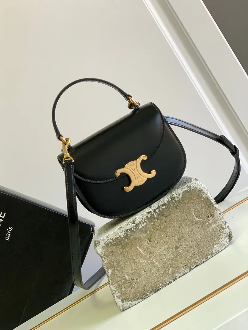 CELINE-23The new early spring. Mini BesaceThe Triad bag. LISASame paragraph🎁The Golden King of the Cyclops.⚫️miniA saddlebag. A pure black cortex with a classic ring door lock. ◾️The ancients are so fine. It's a big stylish thing. ◾️The square design of the circle arcs and caps are more a young, cute, cute look and fall in love.～ ◾️Multiple backsliding.～One shoulder slant handheld.～Collapseable📱 ◾️Cowskin.+In the sheep's skin.+All steel rotor door metal buttons Dimensions: 15.5X11.5X5CM Model: 110412