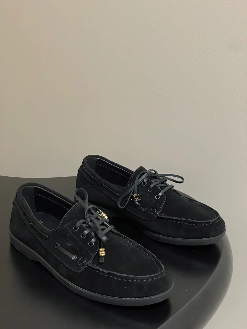 🏧𝗖𝗘𝗟𝗜𝗡𝗘/Céline.BateauSeries The retro-boat shoe chain with a flat-line Loafford shoe. Bullskins./High-swilight cow reflux. Use sheep's skin inside the foot. Original OpenTPURubber Bottom Size35-41 [40.41Do it.]