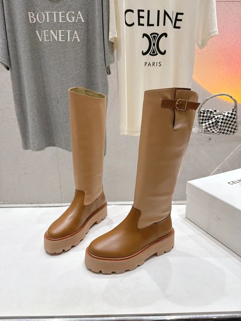 🏧𝗖𝗘𝗟𝗜𝗡𝗘/Céline. Autumn and winter are so handsome, with boots and boots and knight boots. The ancient Janey is a fashionable man. The upper feet are so cozy.！Low profile short-forms, It's a super-cool look with a little retro., I'm a little light on my feet., To create a variety of ways of wearing it. Import of waxed calf skin material in original version Uchi./The silk cow skins are chosen by the best. Original version to open+Real leather. Size35-42 [40.41.42Make a reservation.]