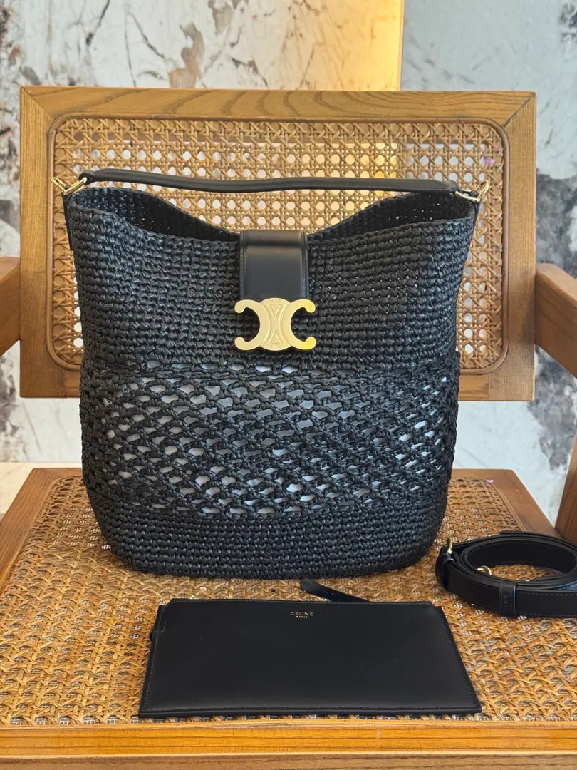 . LOUISEMedium bucket bag. New Product Information 9.2 X 9.4 X 6.3Inches（23.5 X 24 X 16centimetres） Plant materials, The cattle leather bag. No liner. Gold-faced. Handheld, ♪ Shoulder and slash ♪ 1Main partition. 1An insider can unblock the zipper bag. 1A leather expert., Length3.54Inches（9centimetres） Dismantled and modifiable sundries, Minimum length20Inches（50centimetres）, Maximum length23Inches（57centimetres）