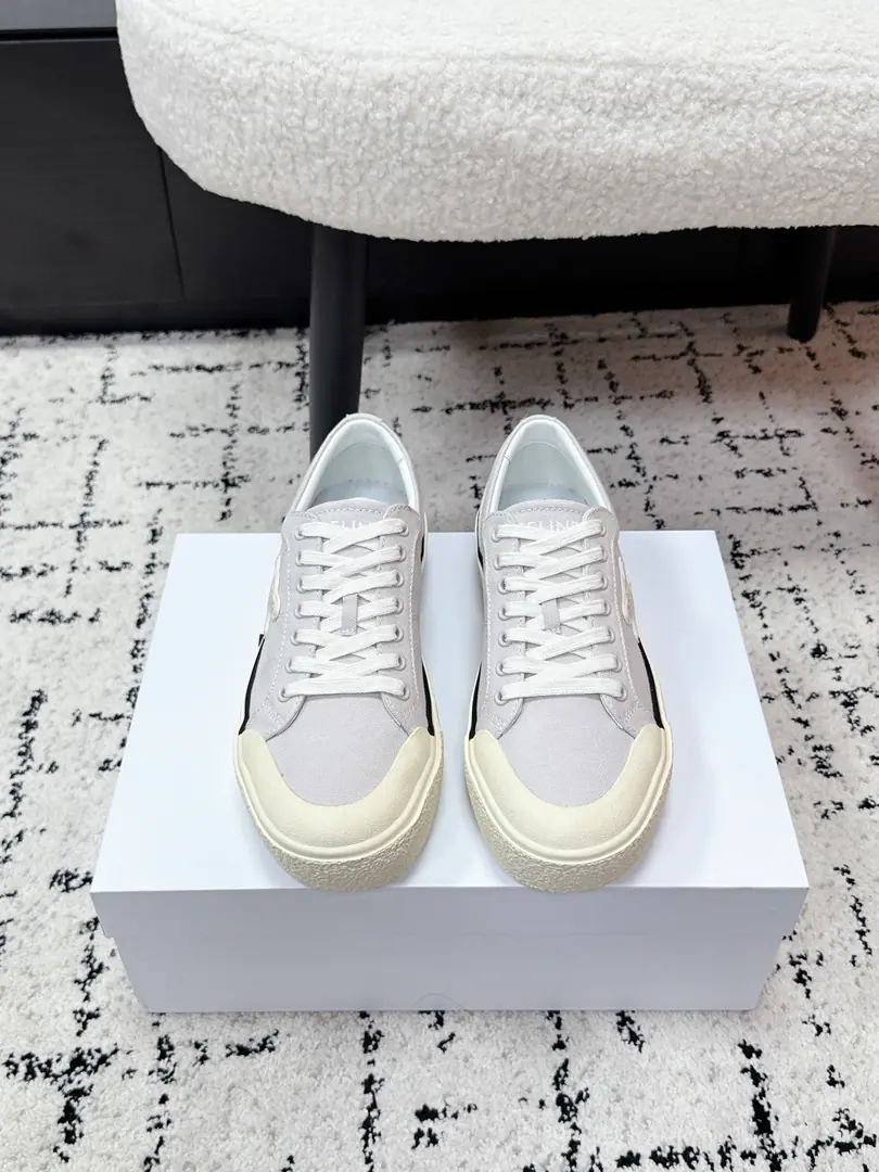 Celin* 26/ Spring and summer, fresh and old, leisure shoes. These old leisure shoes., And you're wearing a very simple French laziness., A nice, easy shoe line., Combining branding labels, The touch of the genre can be seen without a snub., It's easy to wear a great mood without any effort., Low profile and expensive.. The mix is full., We'll go with the jeans., Sports pants., Easy locks, loose daily clothes.. With a pair of fast suit pants., Straight-song pants., You can be a little more flexible.. ✔️Fabulous.: Original canvas ✔️Uchi.: Bri. ✔️Otsumi!: Rubber Bottom ✔️size: 35-41Code（40, 41Code custom is not to be changed）