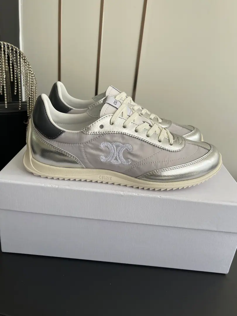 🏧𝗖𝗘𝗟𝗜𝗡𝗘Céline. New paragraph Top The logo is wearing a gwan's shoes and a white shoe.. The shoe face is imported with a head-decked cow. The sheep's skin is in the ground. The original is a model of the past. Size35-41 [40.41Make a reservation.]
