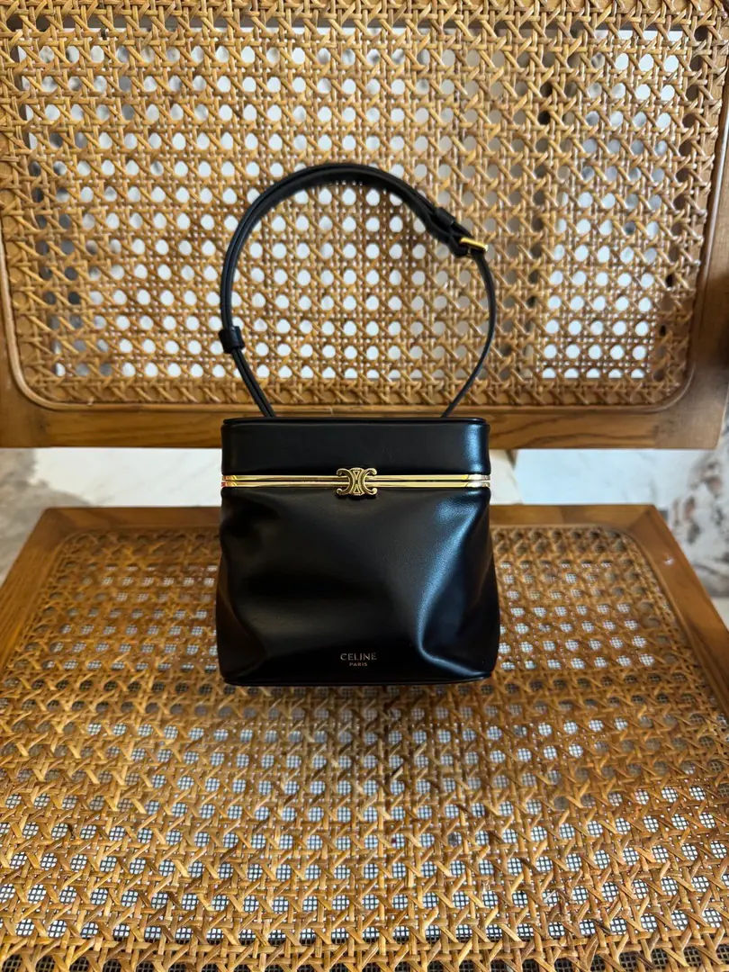 TRIOMPHE FRAMESmall pocket. Product Information 4.9 X 4.9 X 4.9Inches（12.5 X 12.5 X 12.5centimetres） Little sheep leather. In the leather line. Gold-faced. Handheld, Hand., ♪ Shoulder ♪ TRIOMPHEMetal-based sensitivity locks 1Main partition. 1A interior comb. Regable shoulder belt, Minimum length6.69Inches（17centimetres）, Maximum length12.2Inches（31centimetres）