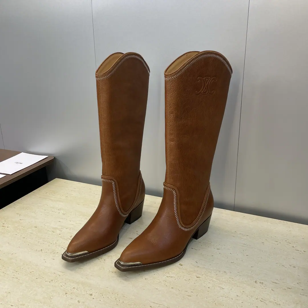 Plant prices:Leather./- A sheep, a skin. CELINE 2026Autumn and winter, new punk-style steel-headed female boots. Therlin.logoThe hardware is a rough and pointy high-headed barrel and kneesman boots. Material:Skins for the shoe face./Import sheep, skin.+In the skin of the watered cow.+Italy is a big-ass country. He's tall.:4.5CM size: Female size35-41（40.41Custom without re-offer）