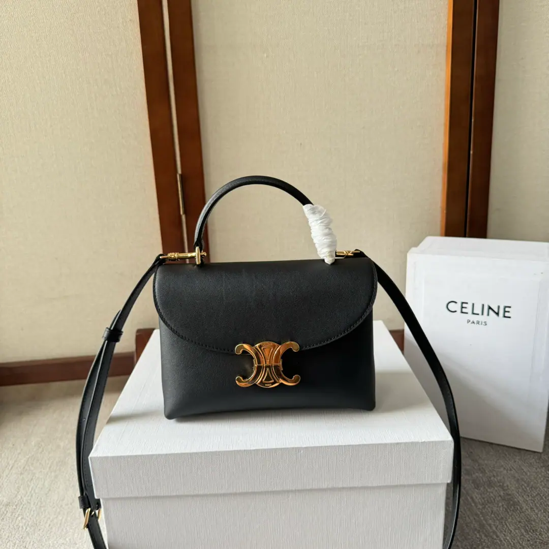 New items online.🅰️CEThe Triad Gate.kellyHandbag.👜 New swing door bag collection. It's all about the high sense of excellence.！ A simple contours. ♪ For a steady black ♪ A low-key brown classic of old flowers. Wait.…It's all about the incredible quality of the world.❤️ kellyThe classic line is simple and generous. No extra decoration. It's all about beauty.🫶🏻 Paragraph: 118113 Dimensions: 20.5x13x8（Prefixed packaging）