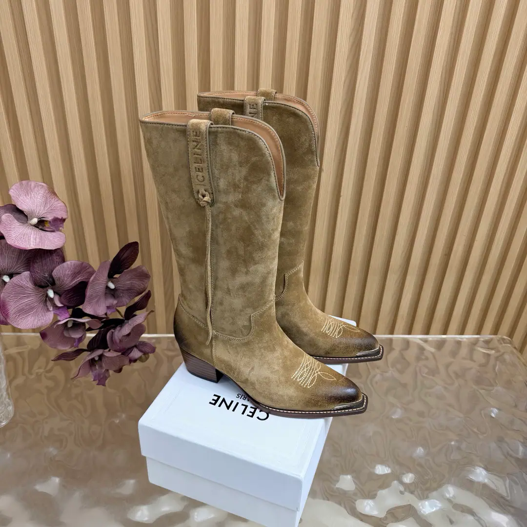 2026The cabinet is synchronized with the new money in autumn and winter. Celine｜Céline.26Autumn and new Pitchey. Bold West cowboy Martin boots.！ Top Version The upper foot is super handsome. It's super cool.！You're not so bad at all.. With jeans, you're a great guy.🔥It's definitely a single piece of fire this fall and winter.！ Material Skins for shoes./Bullskins. The insides are all sheep's skin. The original is really a big one. Size: 35-41 （40, 41, 42Custom）