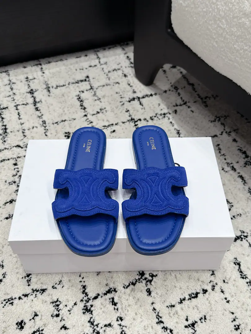 Celine Céline. 26/New paragraph A pair of skins with flat-foot slippers. The style of the wind is a classic of the fashion circles never retreating., An ancient English style., It's a different look. ✔️Fabulous.: Counter-featur. ✔️Uchi.: Lamb skin. ✔️Otsumi!: Italy is a big-ass country. ✔️Size: 35-40（40Do it.）