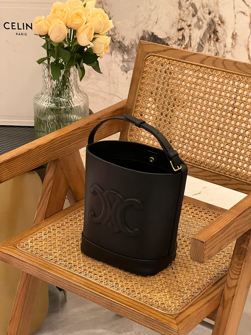 New paragraphCUIRWater buckets Use the Quadrants Stereo-widelogoMore understanding of sexual maturity, The oxen are good., Use the full skin weight lighter.. Shoulder band adjustable, 🉑️Slash🉑️Single shoulder. There's a button inside the bag., The student party and the mom., Largeness of capacity everywhere Very recommended.！ Dimensions: 22-18-13cm