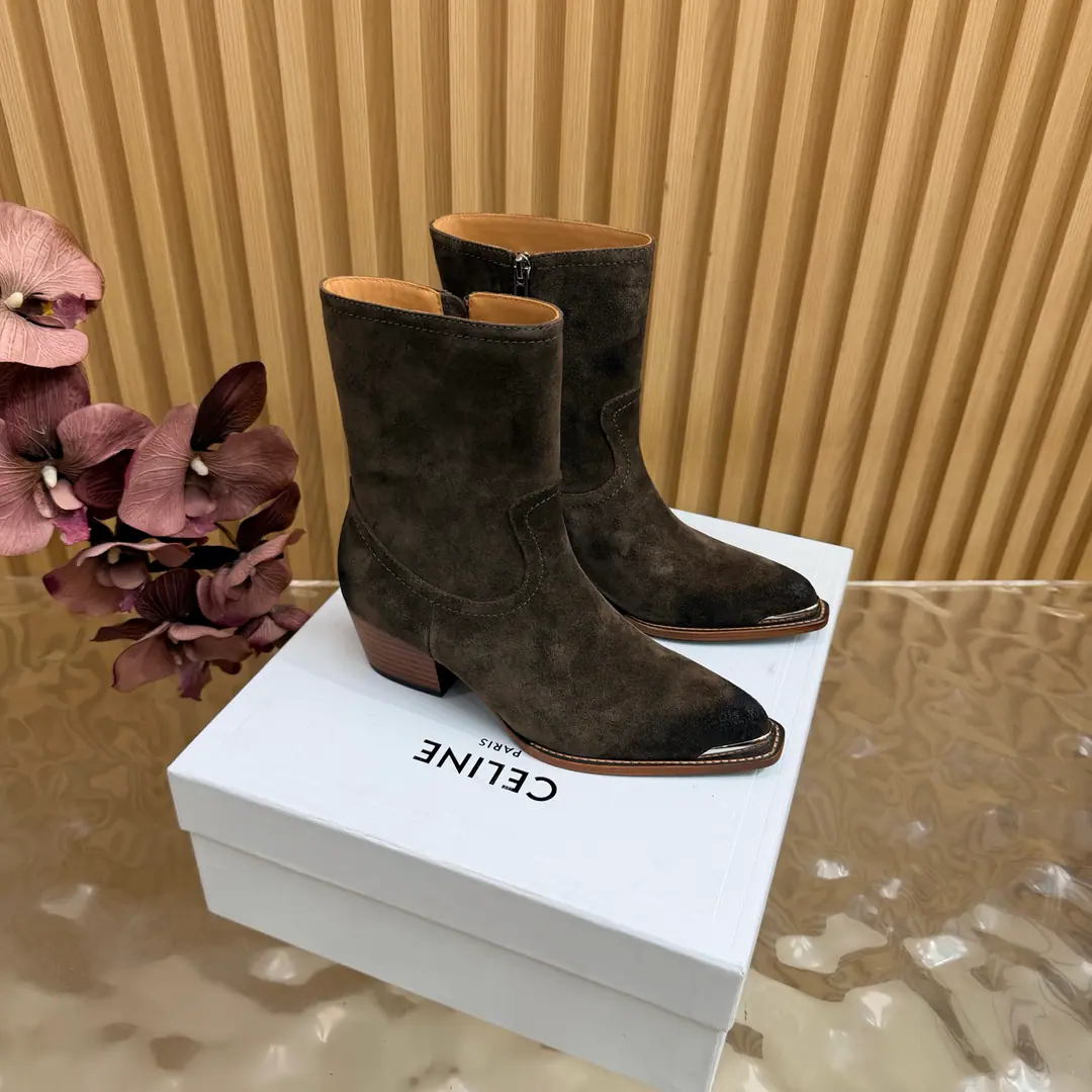 2026The cabinet is synchronized with the new money in autumn and winter. Celine｜Céline.26Autumn and new Pitchey. Bold West cowboy Martin boots.！ Top Version⚠️Niu Kyung. Bullskins. The upper foot is super handsome. It's super cool.！You're not so bad at all.. With jeans, you're a great guy.🔥It's definitely a single piece of fire this fall and winter.！ Material Skins for shoes./Bullskins. The insides are all sheep's skin. The original is really a big one. Size: 35-41 （40, 41, 42Custom）
