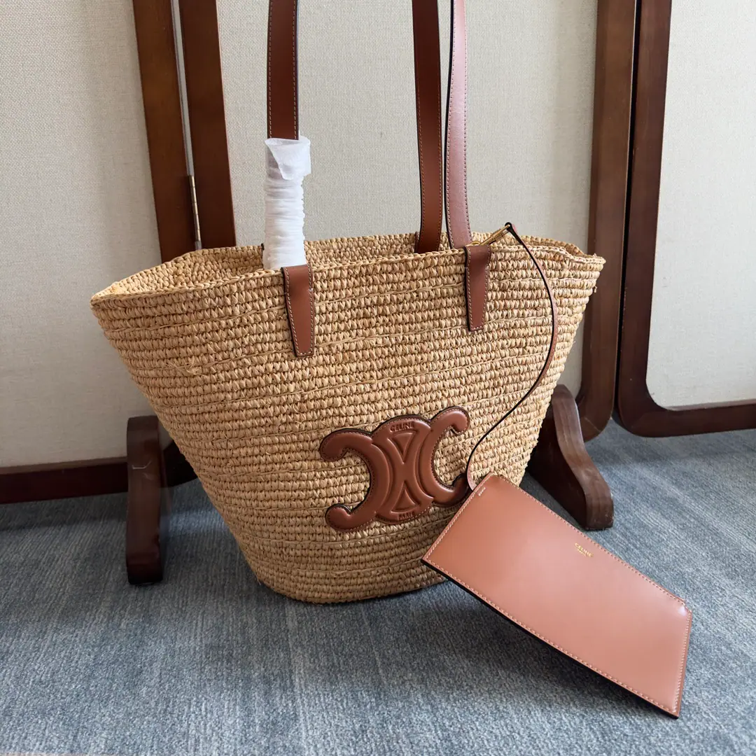 On-the-shelf supply CELINE Soft classic basket bag for ploughing plant materials and cattle leather Summer is a collection of grass.🌴🌴🌴 CELINENew big-ass weed baskets. One-to-one. Full cleavage. Details are fine. Salt is sweet. French Ecclesiastical The mood is full.👗 It's more subtle than the past. The material is softer. Summer is the only thing that matters.✨ Natural grass is a pure hand-woven weave.+Stereo-Roble Gate Recursive Pixel+Little bag. ‼️Notes: Handbags made manually, Every piece is unique.. The size and shape may differ slightly.. Plant materials, The cattle leather bag., No liner., Gold-faced., ♪ Shoulder ♪, 1A insider can remove leather zippers pocket., 2A leather handler.35centimetres Dimensions: 22 X 30 X 14centimetres Numbering: 114342