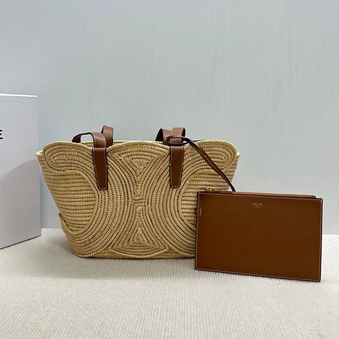 【A new one.】CELINE Small Natural plant materials and cattle leather weaverTRIOMEClassic basket bag. Summer is a collection of grass.🌴🌴🌴 Here comes the trumpet.～Natural grass weaver baskets.✨Each one is a pure manual one.🎁 CelineSummer of the girl.💃 A holiday wind of insufficient love. ～I like this special, leisure holiday.～The warm rice is as warm as the sand of the morning. 🌊It's a calm and sweet feeling.😊A wide and functional package with a stereo-based instrument. Smart blending advanced style～ Nice top.！And the pictures are really good.！ ‼️Notes: Handbags made manually, Every piece is unique.. The size and shape may differ slightly.. ​Natural plant materials, The cattle leather bag., No liner., Gold-faced., ♪ Shoulder and handheld ♪, 2A leather handler.35cm Dimensions: 36x20.5x13cm