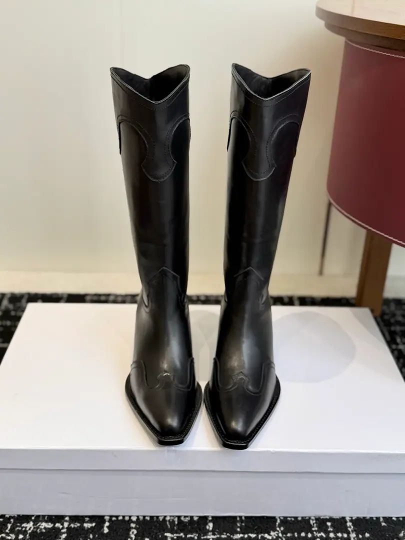Requisition level（Black leather.） Celine Céline. 26ssAutumn and winter brand new. The ancients are rough. Chelsea. Pointhead Boots. High boots. Knight's boots. The season of Céline is a really good season. Like this boots are a real scooter. Focus on booting. No leg-scree. The upper leg second becomes the length of the leg., It's a super thin and a lot of stuff.！That's a hell of a thing. Shoe.: Original import, leather/Importing cow skin Uchi.: Import of sheep skin Otsumi!: The original is really a big one. Size: #35-42（40, 41, 42Do it.）