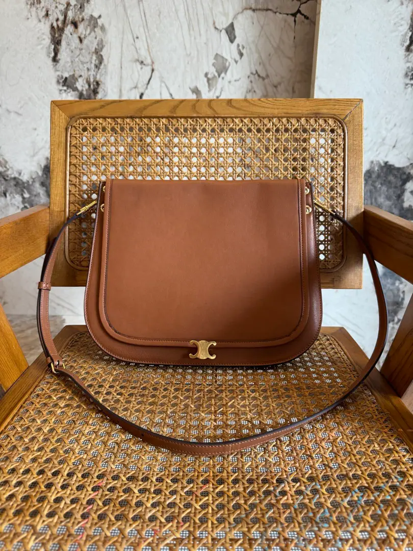 CELINE Besace ♪ The big, loose bag ♪🖤Soft Triome Besace ～The big bag that comes loose at any time. Black is cool.[Kiss me.R]- The stylish black gold. I'm just freshening my knowledge of the weight of the bag.☁️Light-awat sheep skin. The material is light enough to keep this steady.[Look.R] Summer's new., One hit.‘Lazy and stylish.”♪ Feels like ♪. Package Design: Compared to the classic half-month bag., This one. Besace More square., The box structure makes it look more inclusive. And the capacity is bigger., It's easy to fit in a folding umbrella., - Keep the cup warm. Bags. Materials and touch.:"and use soft natural particles to shine the sheep." Pee., It's a touchy touch., It's a little bit of a ego., It's not a burden.. Practical Details:There's a zipper pocket on the back of his back., Yes. Put it or key it., Very convenient.. Magnetic straws are low profile.. Triome Insignia, There's a clean one at the start.“♪ Ting-dao ♪”Sound. Dimensions:32cmx7cmx27cm Numbering: 123632
