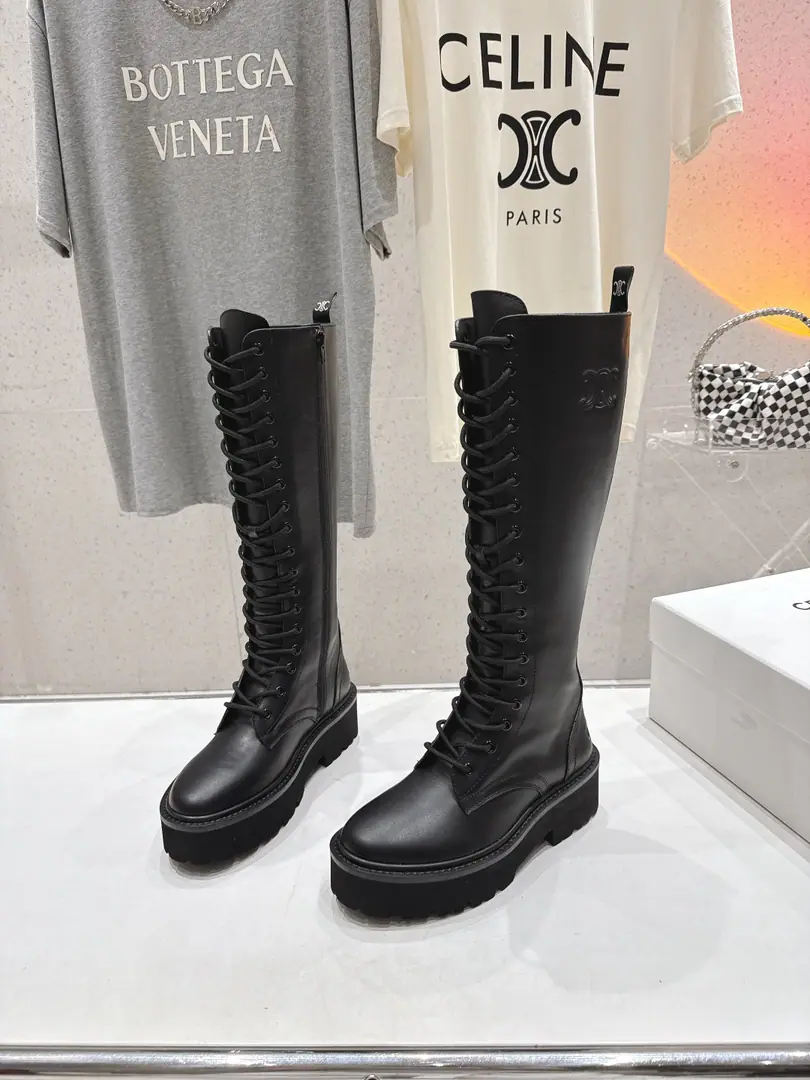 🏧𝗖𝗘𝗟𝗜𝗡𝗘/Céline. Autumn and winter are so handsome, with boots and boots and knight boots. The ancient Janey is a fashionable man. The upper feet are so cozy.！Low profile short-forms, It's a super-cool look with a little retro., I'm a little light on my feet., To create a variety of ways of wearing it. Import of waxed calf skin material in original version Uchi./The silk cow skins are chosen by the best. Original version to open+Real leather. Size35-42 [40.41.42Make a reservation.]