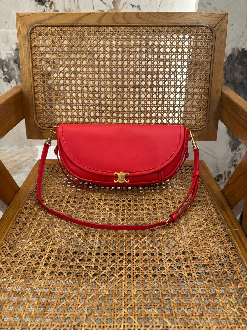 . SOFT TRIOMPHE HALFMOONSmall pocket. New Product Information 9.8 X 5.1 X 2Inches（25 X 13 X 5centimetres） Lamb leather. In the rectangular liner. Gold-faced. Shoulder or slash 1Main partition. Dismantled and modifiable sundries, Minimum length8.46Inches（21.5centimetres）, Maximum length12.99Inches（33centimetres） - The caps.1A remote zipper bag. Backset1A remote zipper bag.