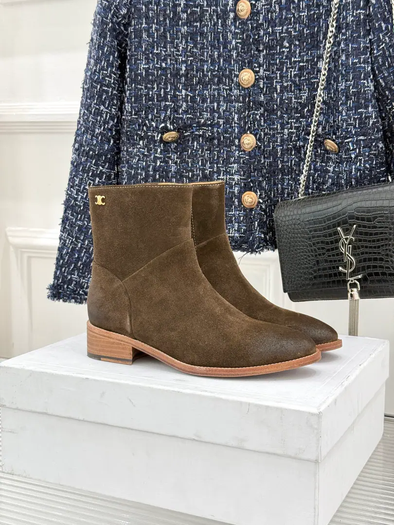 Plant price Goki! Bullskins. Celine /The Celebrity Classic Autumn. West sewn wires and short boots. A fall and winter wears a single soul. The classics never pass. Shoes cabinets are always investment-grade. The details are very well known. Artificially made by Spanish craftsmen A stylish, acupuncture. No thunder on your eyes. The sutures are re-engaging the west. The cones are thick and steady. Slashy head pulls the legs line. The inner zipper is easier to get through. The upper leg second becomes a thin leg. The French regenerate is full of feeling. It's a good suit for a cowboy. You can fly around the street easy. It's easy to wear a high class. It's a low profile. Who wears a nice treasure? You're so good at it.！ Facework customized leather with original The inside feet are all sheep's skin. Original modeling, slide-proof floor size: 35-39（40/41Custom） Numbering: 97220260806