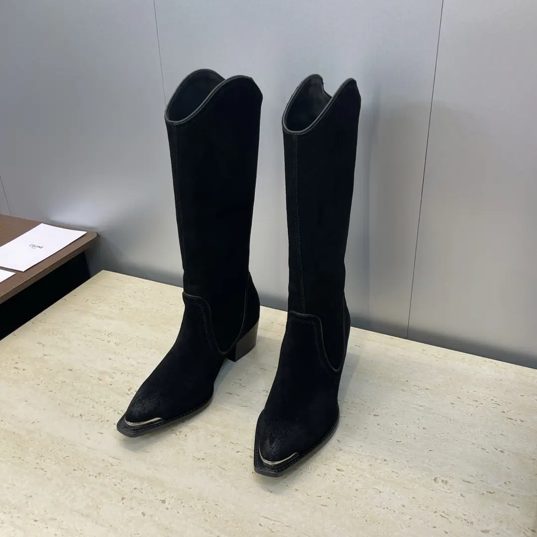 Plant prices:Leather./- A sheep, a skin. CELINE 2026Autumn and winter, new punk-style steel-headed female boots. Therlin.logoThe hardware is a rough and pointy high-headed barrel and kneesman boots. Material:Skins for the shoe face./Import sheep, skin.+In the skin of the watered cow.+Italy is a big-ass country. He's tall.:4.5CM size: Female size35-41（40.41Custom without re-offer）