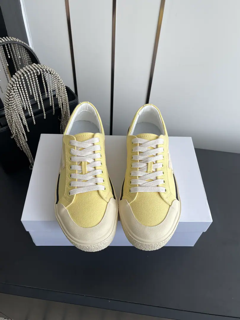 🏧𝗖𝗘𝗟𝗜𝗡𝗘The Celene logo is wearing leisure shoes. Simple and comfortable., Clean., Increase your legs., New canvas shoes.！It's either single or with broad legs., High Street is working together again.CELINEGirls💃🏽 Codes: 35-41（40 41Make a reservation.）