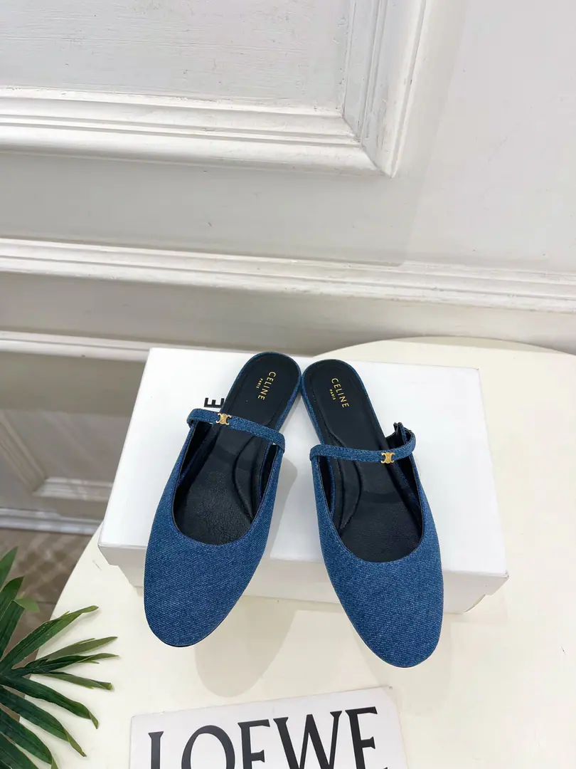 CELINE | Céline. 26𝐬𝐬 💛2026Autumn and winter brand new. The Triad door is half-slippers on the bottom. New！ 🔜BS Celebrity really is on the hook this season., It's so special. We'll have to start this year.celing White shoes., The classics of the Retro. It's a big one. Simple atmosphere You can fit in your skirts and pants. A proper face. It's a brand that's all there is to it.. ━━━━━ ЅᏇєєt ━━━━━ ▪️Shoe.: Import-specific originals ▪️Uchi.: Import of sheep skin ▪️Otsumi!: The original import is really big. ▪️Bottom height: Floor ▪️Shoes.: 35-39（40.41Custom without re-offer） ▪️Plant price ▪️Numbering: 2608045