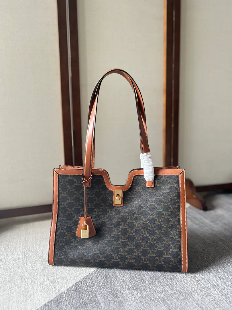 New items on the spot.🅰️🅰️ Ce 2023New paragraphCabasNew16Tóts～Big Tote is wrapped up.➕Simple open-ended design, It makes the whole bag very simple and generous., Self-respect., Large capacity, It's easy to open.. Compared to old paragraphsoft Let's see., It's a better sense of relevance.！Daily work or business trip, Short trip, Or Mommy's bag is very useful.‼️ Style: Gentle maturity, Women in the workplace, Or a mommy bag.🉑️ Capacity: Overcapacity～ Paragraph: 112583 Old flower. Dimensions: 37×15×27