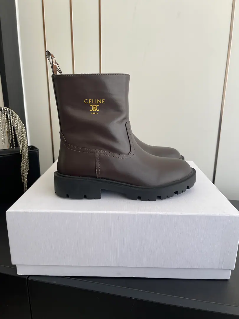 🏧𝗖𝗘𝗟𝗜𝗡𝗘/Céline. Autumn and winter is a new look for a nice, thick, short-footed knight's boots. The Red Bang is coming.！The big reds are the first to experience., CelineRedinsThe Herb-breeding God., It's a very retrograde wind., The aerobics are perfect., Design style is very new., It's very high-class and very comfortable..Original 1-to-one.！Absolute monopolistic practice！ Import of waxed calf skin material in original version Uchi./The silk cow skins are chosen by the best. The original model of the rubber floor. Size35-42 [40.41.42Make a reservation.]