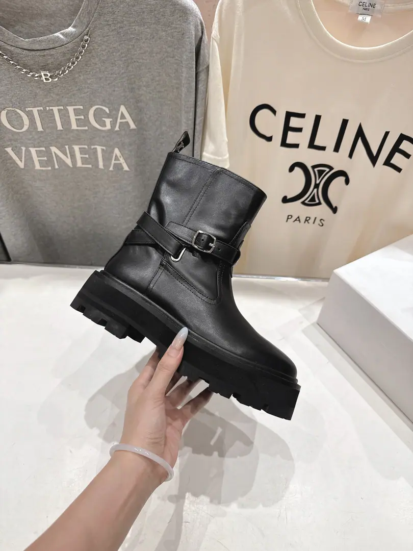 🏧𝗖𝗘𝗟𝗜𝗡𝗘/Céline. Autumn and winter, handsome and beautiful Martin boots.. The ancient Janey is a fashionable man. The upper feet are so cozy.！Low profile short-forms, It's a super-cool look with a little retro., I'm a little light on my feet., To create a variety of ways of wearing it. Import of calf leather materials in original version Uchi./The silk cow mats are chosen by the best. The original model of the rubber floor. Size35-42 [40.41.42Make a reservation.]