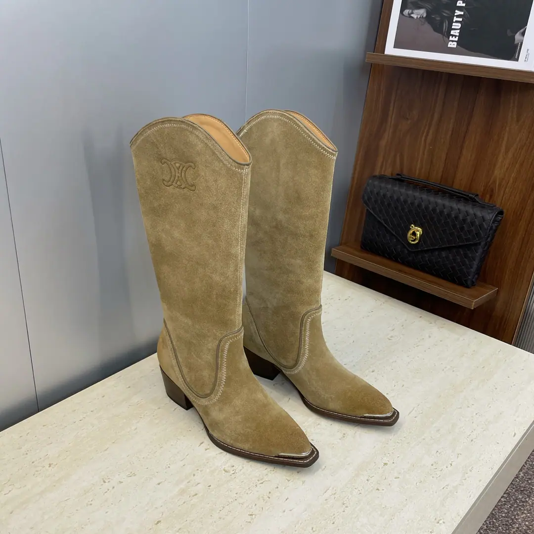 Plant prices:Leather./- A sheep, a skin. CELINE 2026Autumn and winter, new punk-style steel-headed female boots. Therlin.logoThe hardware is a rough and pointy high-headed barrel and kneesman boots. Material:Skins for the shoe face./Import sheep, skin.+In the skin of the watered cow.+Italy is a big-ass country. He's tall.:4.5CM size: Female size35-41（40.41Custom without re-offer）