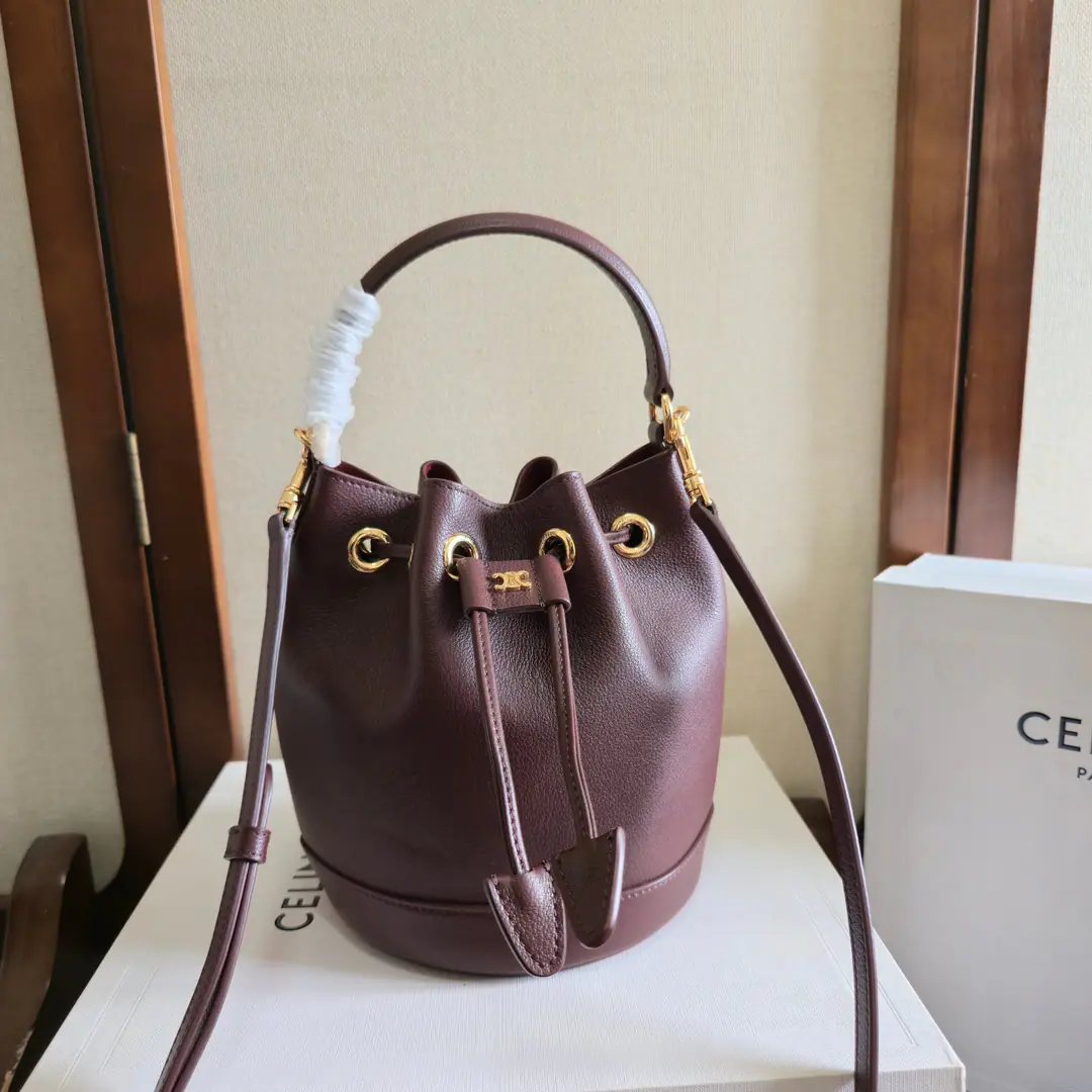New items online.🅰️🅰️ CE Blast-drawn bucket bag.！ CE New little brown-skinned bucket.CLARA. Overcapacity Piping-out design And hands on the handle., It's a little bit of a wear-down. 🉑️Handheld 🉑️♪ Shoulder ♪ 🉑️Slash ！This new bucket bag is a whole lot of practical commuters.❇️ Paragraph: 121672 Dimensions: 16x19x16cm（Prefixed packaging）