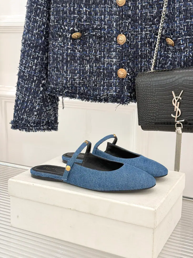 Plant price Celine/Céline.26WFNew Piscion Gate I'm wearing a half-roll of sandals with a head. The swing door is low-key and delicate. A word with a stylish line. The skin of a cow is delicate and sophisticated. The flat soft floor is running out of pressure. The top-top toe-panning is thinner. Cowboys are easy and fashionable. A woman with a dress and a second to be a transvestite. You're a good driver. Very simple, very symmetrical. Classic black never out of date. It's easy to get through it. The Celebrity Girl Springs is a bet. ♪ And the feet are so relaxed ♪ The details are hidden from the workhouse. You're both on the line. Spring and summer wear a little pair of eyes. I'm a very good guy. These are really getting up there. You're not gonna step on a thunderstorm.！ The fabric is customized in the original version The inside feet are all sheep's skin. Italian imports are so thick. size: 35-39（40/41Custom） Numbering: 86920260809