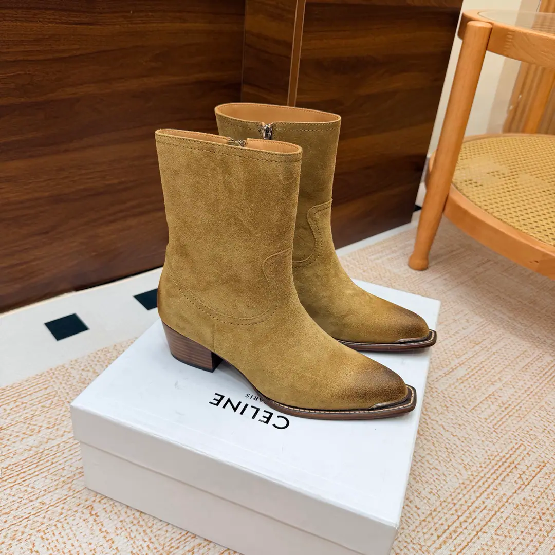 2026The cabinet is synchronized with the new money in autumn and winter. Celine｜Céline.26Autumn and new Pitchey. Bold West cowboy Martin boots.！ Top Version⚠️Niu Kyung. Bullskins. The upper foot is super handsome. It's super cool.！You're not so bad at all.. With jeans, you're a great guy.🔥It's definitely a single piece of fire this fall and winter.！ Material Skins for shoes./Bullskins. The insides are all sheep's skin. The original is really a big one. Size: 35-41 （40, 41, 42Custom）
