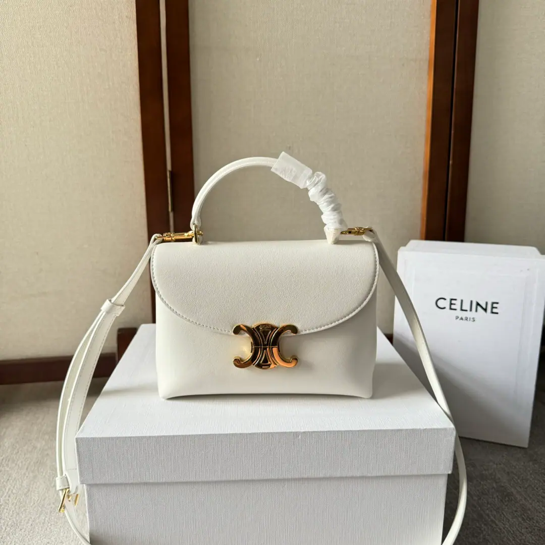 New items online.🅰️CEThe Triad Gate.kellyHandbag.👜 New swing door bag collection. It's all about the high sense of excellence.！ A simple contours. ♪ For a steady black ♪ A low-key brown classic of old flowers. Wait.…It's all about the incredible quality of the world.❤️ kellyThe classic line is simple and generous. No extra decoration. It's all about beauty.🫶🏻 Paragraph: 118113 Dimensions: 20.5x13x8（Prefixed packaging）