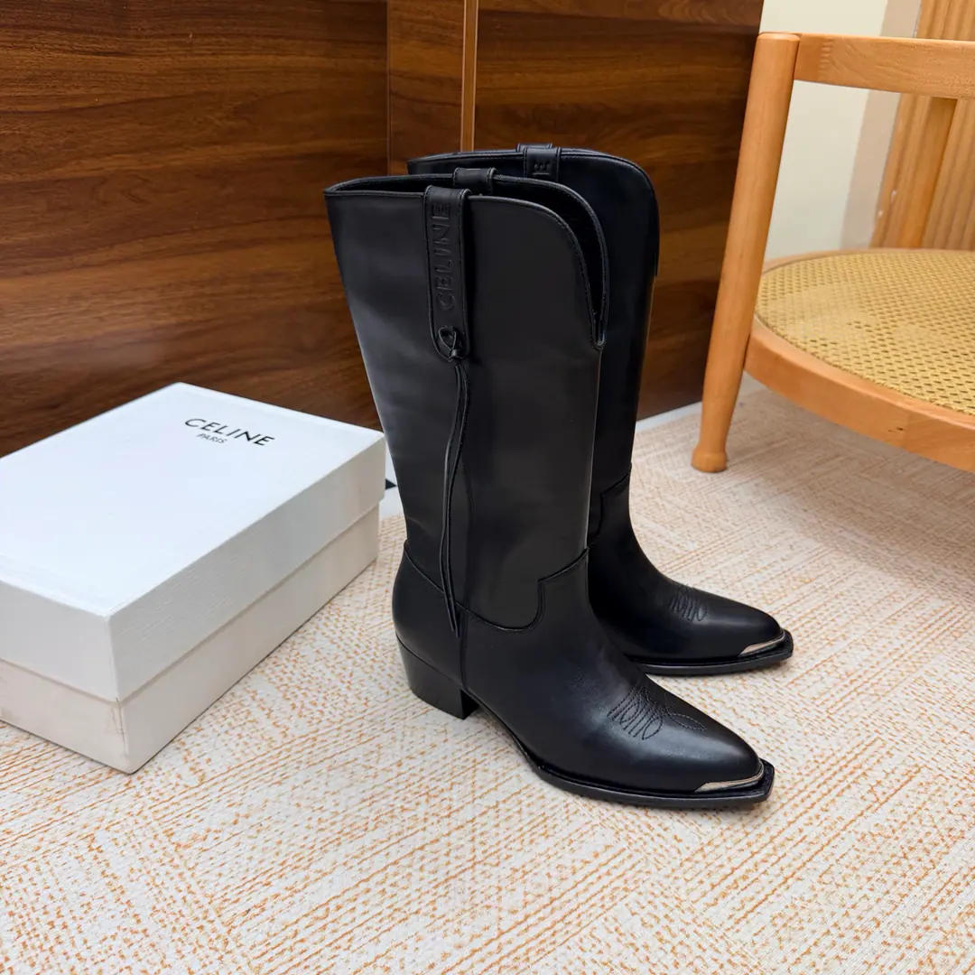 2026The cabinet is synchronized with the new money in autumn and winter. Celine｜Céline.26Autumn and new Pitchey. Bold West cowboy Martin boots.！ Top Version The upper foot is super handsome. It's super cool.！You're not so bad at all.. With jeans, you're a great guy.🔥It's definitely a single piece of fire this fall and winter.！ Material Skins for shoes./Bullskins. The insides are all sheep's skin. The original is really a big one. Size: 35-41 （40, 41, 42Custom）