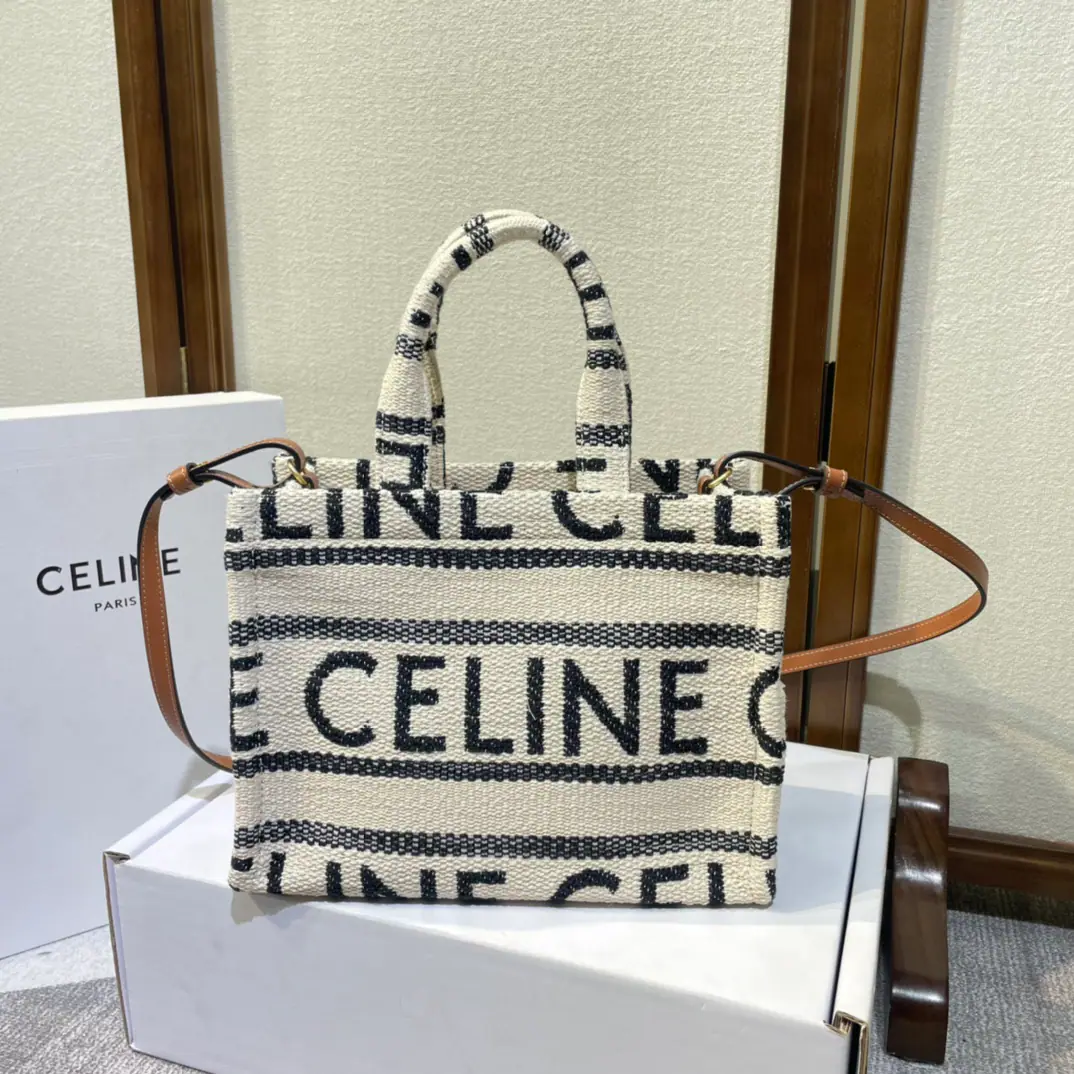 CELINEAutumn New｜CABAS THAISSmallTRIOMPHEGarved cattle leather bags. The new super-soft gyrogates are black fabrics, and they're a little totet. The whole time was a big Tot. The new Tot size is not too friendly for small children.[Love.] And the shoulder belts can slash. A practical and a beautiful one. Dimensions: 29x16x13cm Shoulder belt.: 44cm Model: 199162