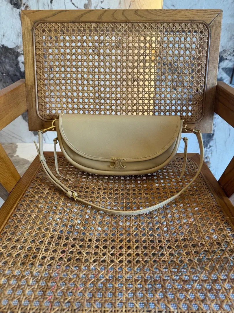 . SOFT TRIOMPHE HALFMOONSmall pocket. New Product Information 9.8 X 5.1 X 2Inches（25 X 13 X 5centimetres） Lamb leather. In the rectangular liner. Gold-faced. Shoulder or slash 1Main partition. Dismantled and modifiable sundries, Minimum length8.46Inches（21.5centimetres）, Maximum length12.99Inches（33centimetres） - The caps.1A remote zipper bag. Backset1A remote zipper bag.
