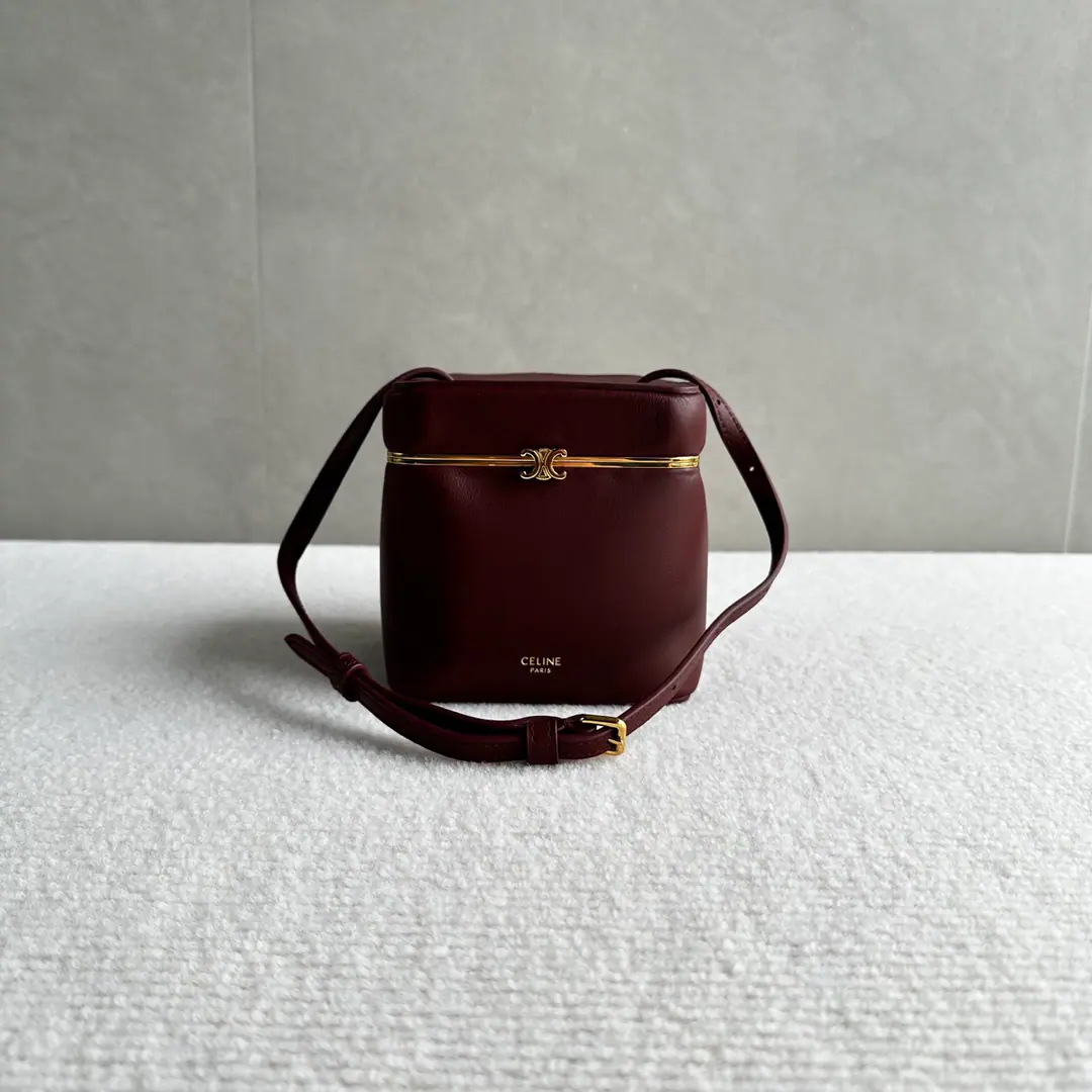 New items online.🅰️🅰️ TRIOMPHE FRAMEBox.👜 CENew lazy box.TRIOMPHE FRAME！ Use cattle skin with sheep leather liners., Gold-faced. Handheld, Hand., ♪ Shoulder ♪ TRIOMPHEMetal-based sensitivity locks 1Main partition., 1A interior comb., Regable shoulder belt It's hard to be obsessive with modern and ancient styles like this. Paragraph: 124232 Colours: Wine. Dimensions: 12.5x12.5x12.5cm （Prefixed packaging）