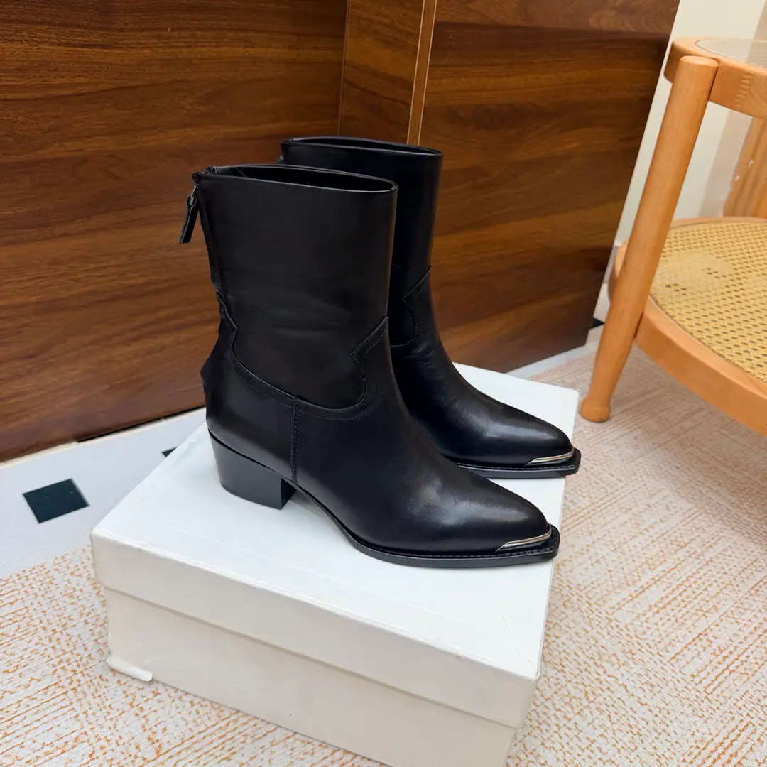 2026The cabinet is synchronized with the new money in autumn and winter. Celine｜Céline.26Autumn and new Pitchey. Bold West cowboy Martin boots.！ Top Version⚠️Niu Kyung. Bullskins. The upper foot is super handsome. It's super cool.！You're not so bad at all.. With jeans, you're a great guy.🔥It's definitely a single piece of fire this fall and winter.！ Material Skins for shoes./Bullskins. The insides are all sheep's skin. The original is really a big one. Size: 35-41 （40, 41, 42Custom）