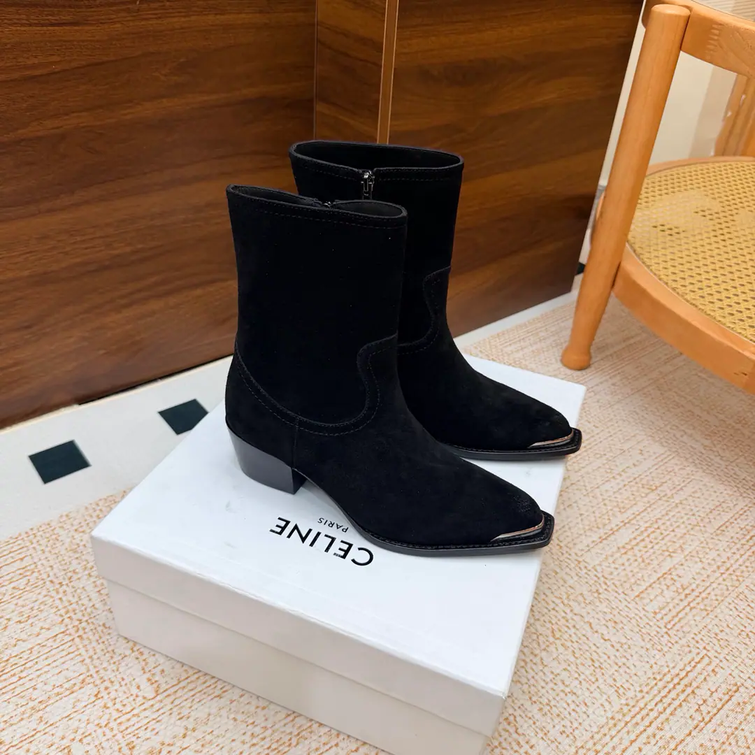 2026The cabinet is synchronized with the new money in autumn and winter. Celine｜Céline.26Autumn and new Pitchey. Bold West cowboy Martin boots.！ Top Version⚠️Niu Kyung. Bullskins. The upper foot is super handsome. It's super cool.！You're not so bad at all.. With jeans, you're a great guy.🔥It's definitely a single piece of fire this fall and winter.！ Material Skins for shoes./Bullskins. The insides are all sheep's skin. The original is really a big one. Size: 35-41 （40, 41, 42Custom）
