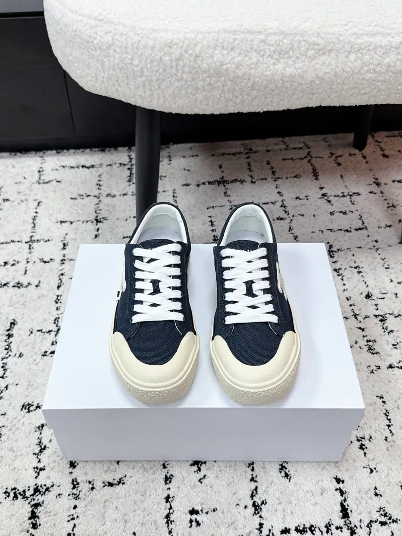 Celin* 26/ Spring and summer, fresh and old, leisure shoes. These old leisure shoes., And you're wearing a very simple French laziness., A nice, easy shoe line., Combining branding labels, The touch of the genre can be seen without a snub., It's easy to wear a great mood without any effort., Low profile and expensive.. The mix is full., We'll go with the jeans., Sports pants., Easy locks, loose daily clothes.. With a pair of fast suit pants., Straight-song pants., You can be a little more flexible.. ✔️Fabulous.: Original canvas ✔️Uchi.: Bri. ✔️Otsumi!: Rubber Bottom ✔️size: 35-41Code（40, 41Code custom is not to be changed）