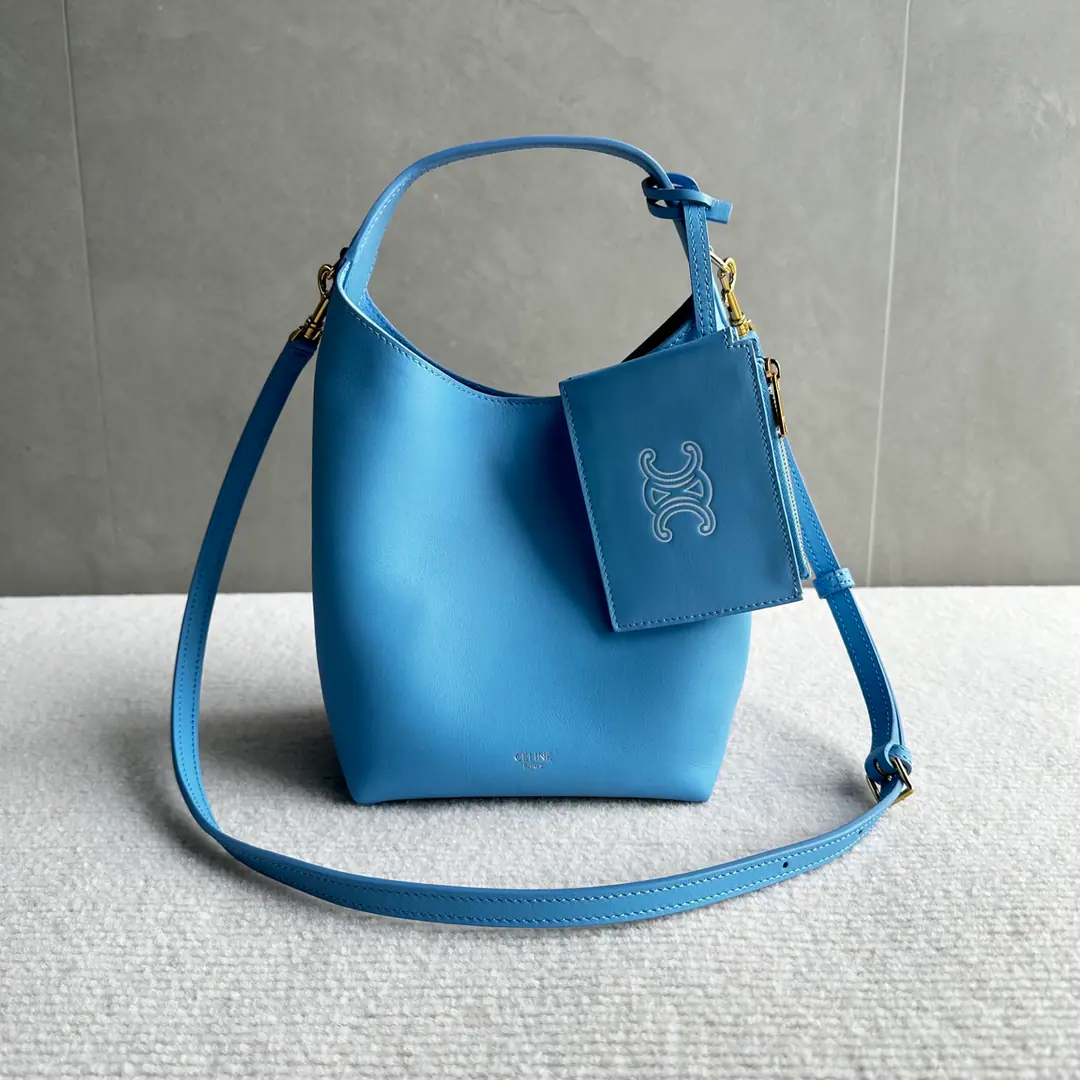 New items online.🅰️🅰️ CE NewHOBO Handbag.👜 SoftfufuA natural cow skin., ♪ The oil is so bright ♪, Touch the silk.～ ClassichoboArc wrapping, BingAVAMore lazy., The size of the trumpet is so fine., You can have your hands slanted.😌 ✅ It's all there. • Material: Soft natural cow skin.+In the furded liner., It's a terrible quality.￼￼￼ • Design: Little pocket wallet.➕Magnetic buttons are safe and advanced. • Capacity: Main level can hold cell phones., Pizza., Lipstick, It's enough for the day. • Shoulder belt.: Adjustable, Switch at will with single shoulder slants￼￼￼ Paragraph: L10133 Colours: Sky Blue Dimensions: 19x11.5x18cm （Prefixed packaging）