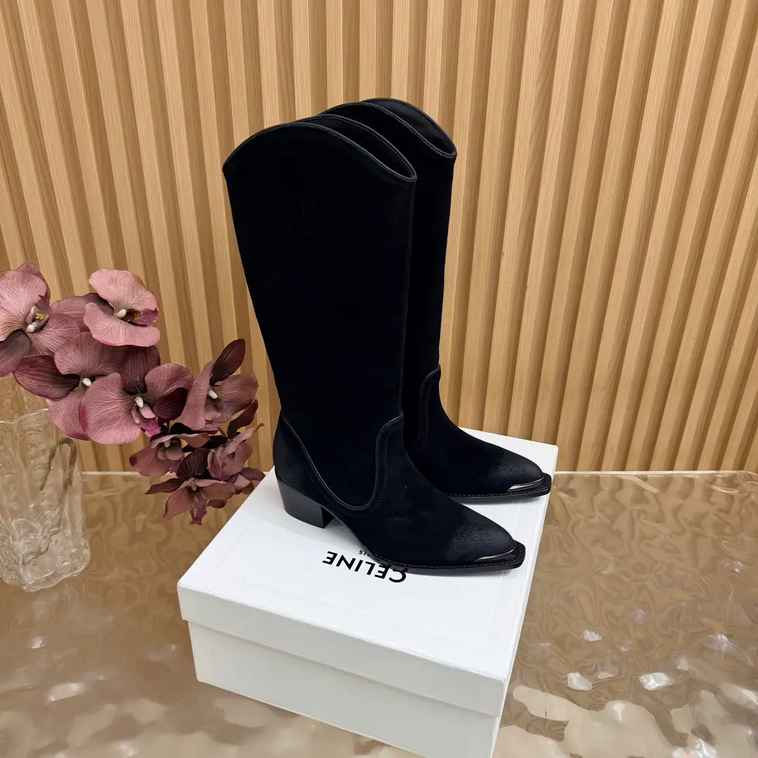 2026The cabinet is synchronized with the new money in autumn and winter. Celine｜Céline.26Autumn and new Pitchey. Bold West cowboy Martin boots.！ Top Version Niu Kyung. Bullskins. The upper foot is super handsome. It's super cool.！You're not so bad at all.. With jeans, you're a great guy.🔥It's definitely a single piece of fire this fall and winter.！ Material Skins for shoes./Bullskins. The insides are all sheep's skin. The original is really a big one. Size: 35-41 （40, 41, 42Custom）