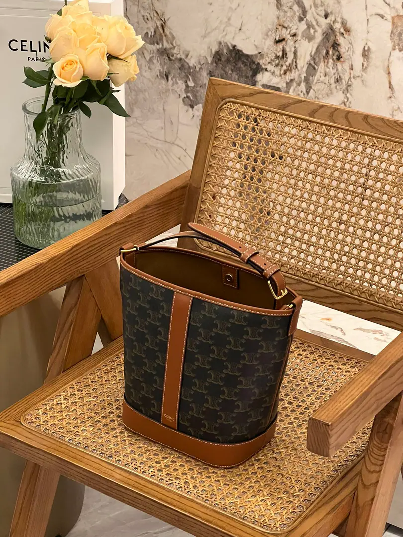 celin eOld flower new.～ A nice little bucket is more suitable for Asian women., It's the ancient gyroman.+Import brown cow skin, Regable shoulder belt, Press button cut.. The swing gate is under strict control., Exactly. Dimensions: 22*30*13cm