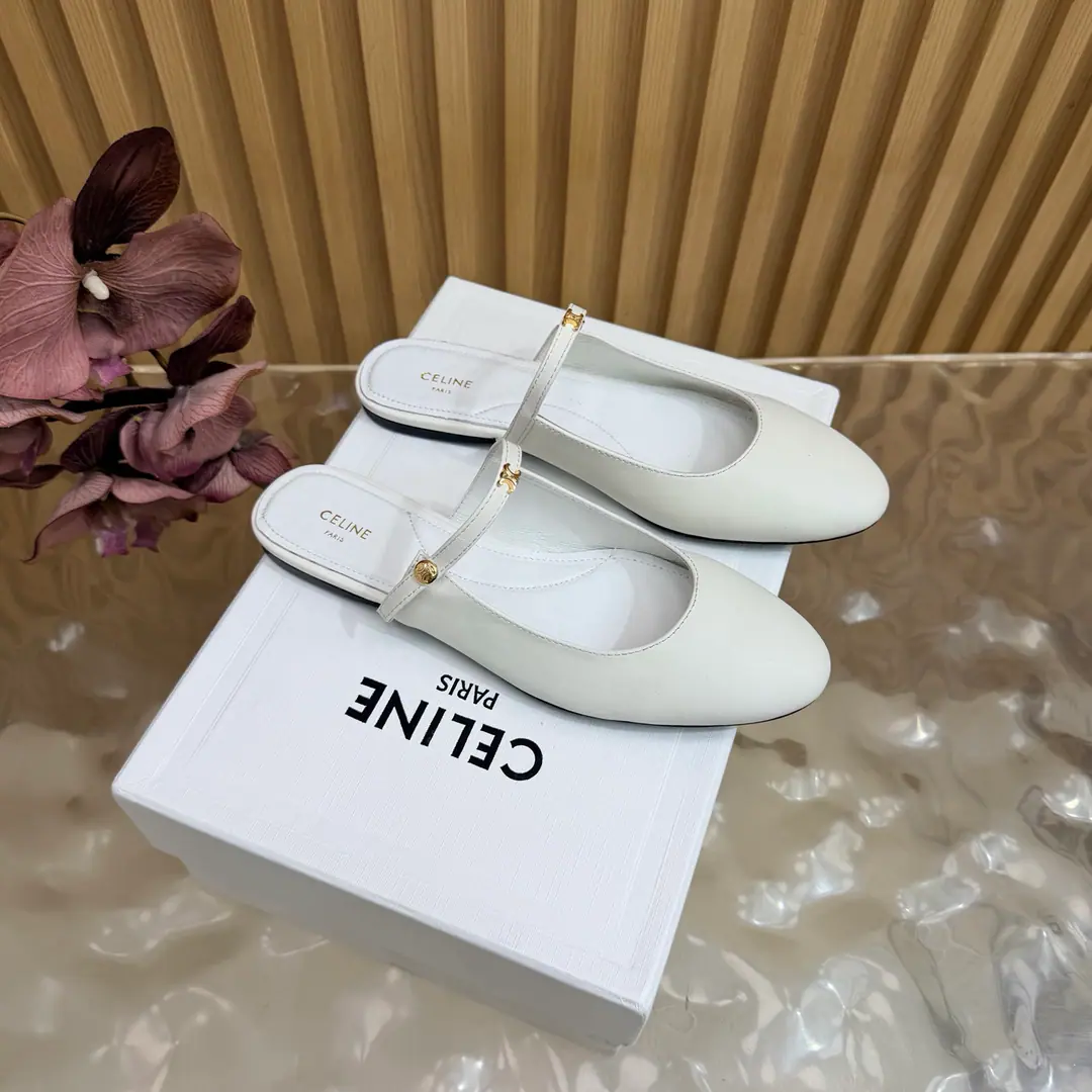 2026The new Mary of Spring and Summer is half-drawn. CelineSpring and summer swing door fashion shoes. LeFlell Shoes. Nice and low-profile. The upper foot is really thin and beautiful. CA home-specific connoisseur.logo I can see it. ✔Shoe.: Original cow skin ✔Uchi./Foot.: Use top-level hybrid sheep skin. ✔Italy🇮🇹That's a big one. ✔He's tall.: Floor ✔Size: 35-41（40, 41, 42Custom）